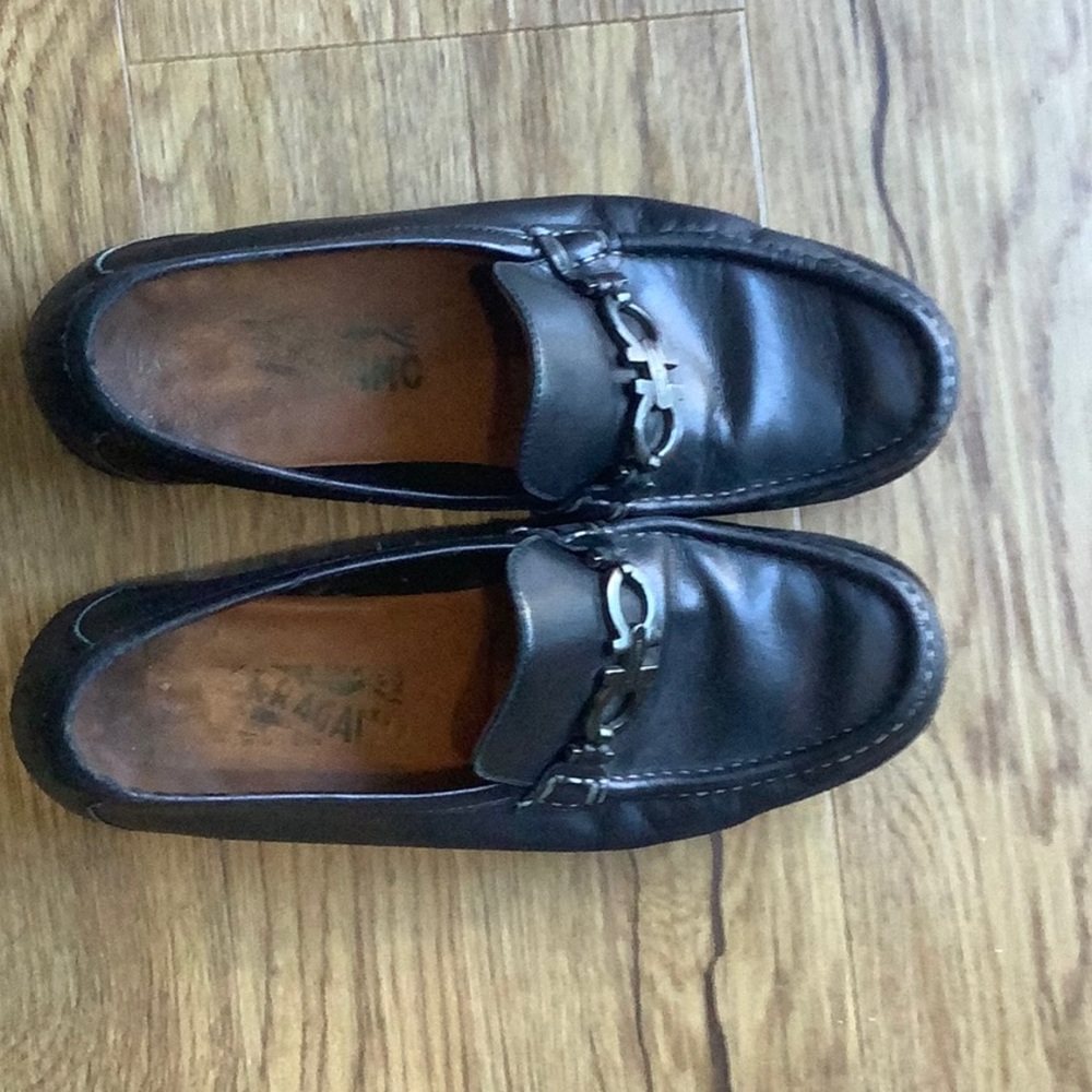 Men’s size 7D Ferragamo loafers.